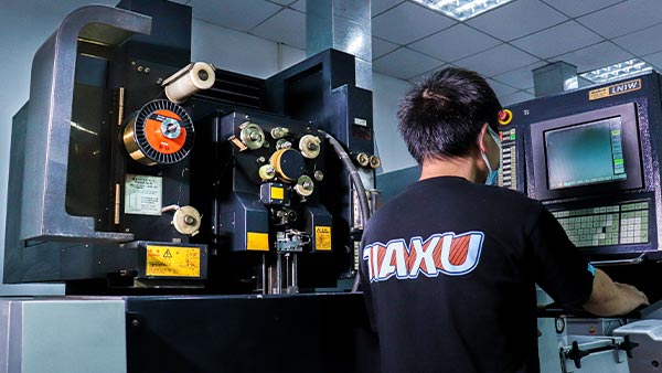 东莞订制塑胶模具厂：注塑背压调控，提升塑化品质的关键