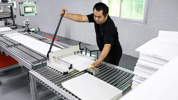 东莞塑胶模具生产商：精密零件的系统协同