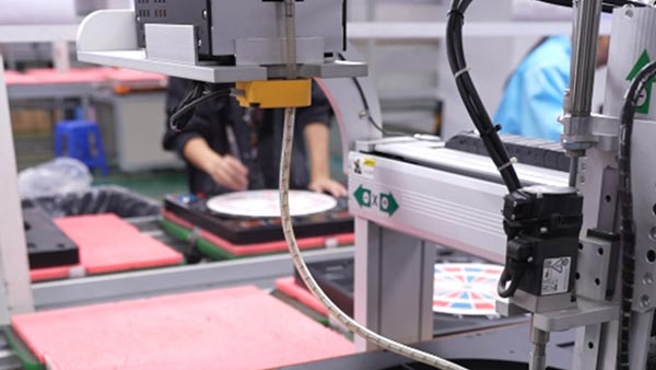 东莞订制塑胶模具厂_大银塑胶30年经验护航模具稳定运行