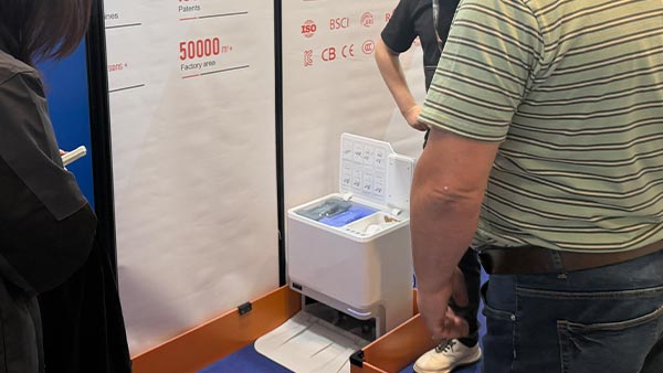 扫地机模具设计的七个关键决策:影响外观、成本与量产稳定性的核心变量 扫地机模具设计的七个关键决策:影响外观、成本与量产稳定性的核心变量