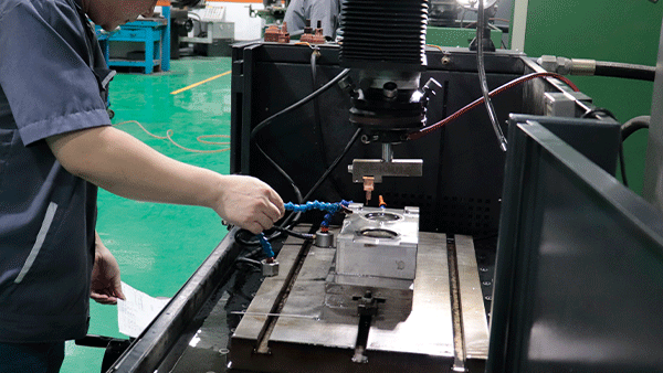 模具制造加工厂家_模具开发与注塑配套_东莞大银塑胶 模具制造加工厂家_模具开发与注塑配套_东莞大银塑胶